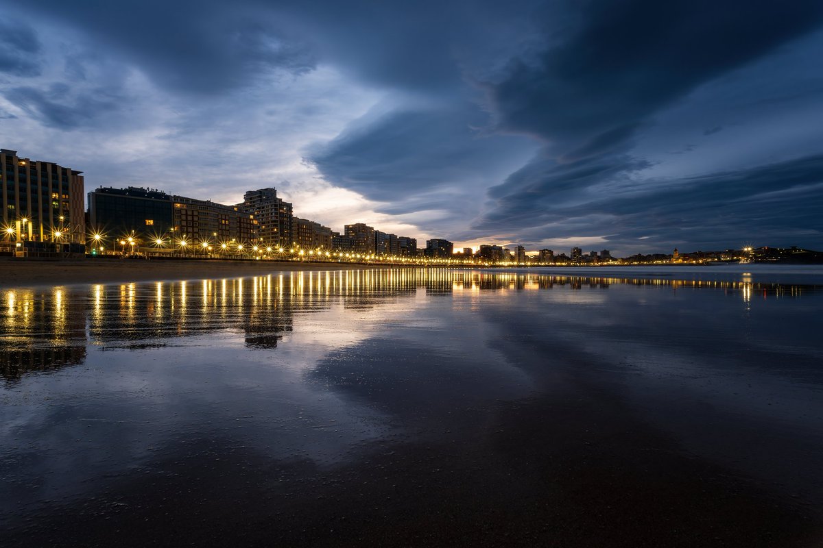 Alfonso Tomás (@alfonsotomas_1) on Twitter photo Antes de la lluvia... 18° y nubes moldeadas por viento sur Playa de San Lorenzo (Gijón).
<a href="/eltiempotpa/">El tiempo TPA</a> <a href="/AEMET_Asturias/">AEMET_Asturias</a> Antes de la lluvia... 18° y nubes moldeadas por viento sur Playa de San Lorenzo (Gijón).
<a href="/eltiempotpa/">El tiempo TPA</a> <a href="/AEMET_Asturias/">AEMET_Asturias</a>