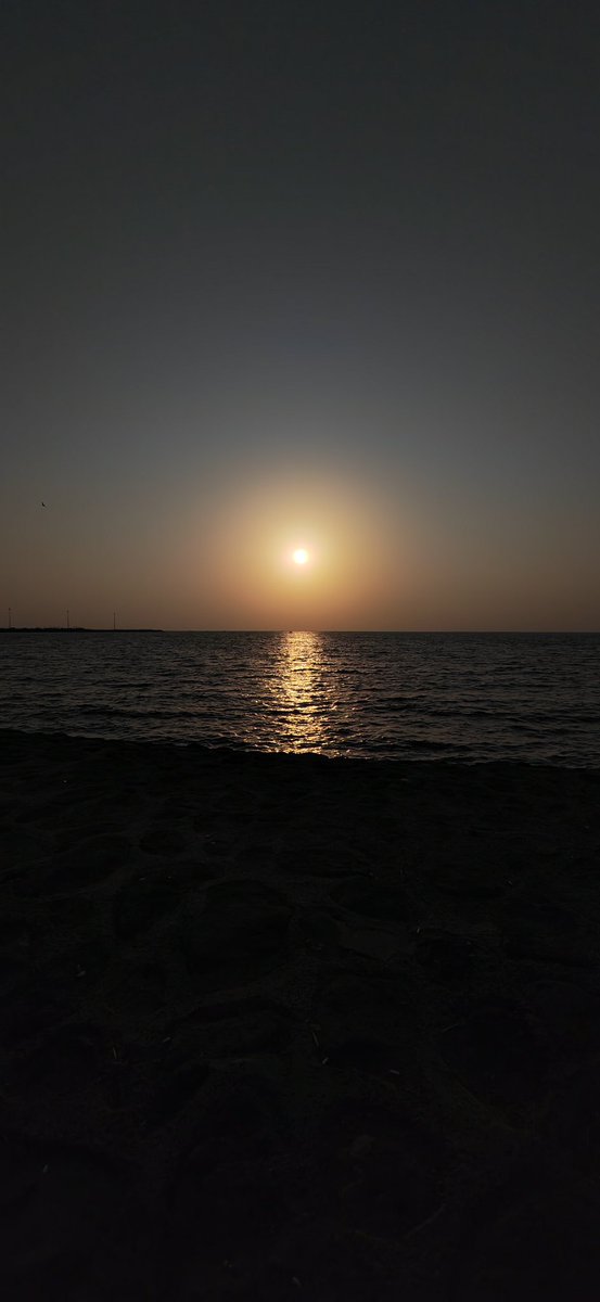 HakamiSss's tweet photo. تأتي لحظات الغروب لتخبرنا أنها ليست النهاية ، وانما تغيب لتصنع بدايةً جديدةً. https://t.co/vHpRZXhkZe