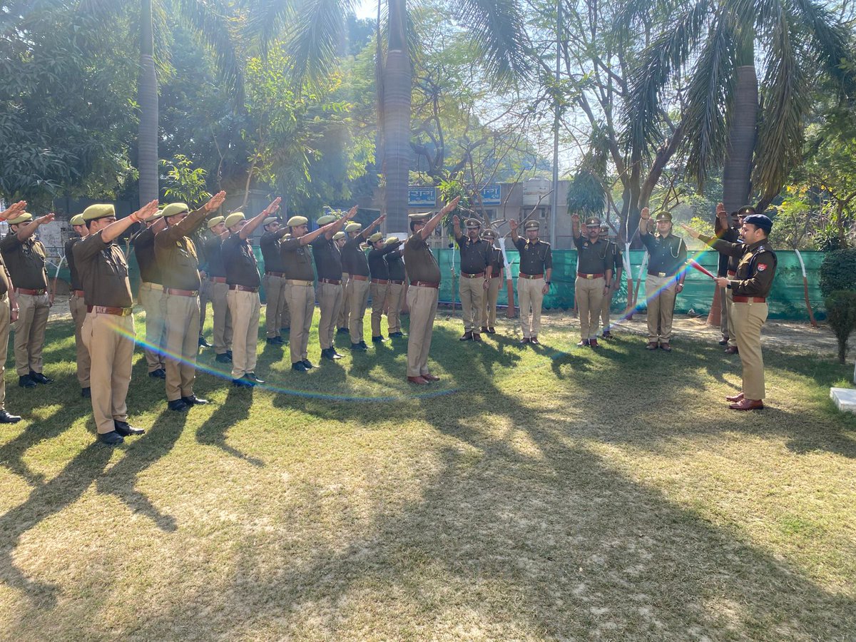 kanpurnagarpol's tweet image. #राष्ट्रीय_मतदाता_दिवस पर @dcpskanpur श्री आशीष श्रीवास्तव
द्वारा उपस्थित होकर अधिकारी/कर्मचारीगण को स्वतंत्र व निष्पक्ष मतदान कराने,मतदान के प्रति लोगों को जागरुक करने व मतदान करने की शपथ दिलायी गयी व आवश्यक दिशा-निर्देश दिये गये।
#UPPolice #MatdataDiwas
@Uppolice