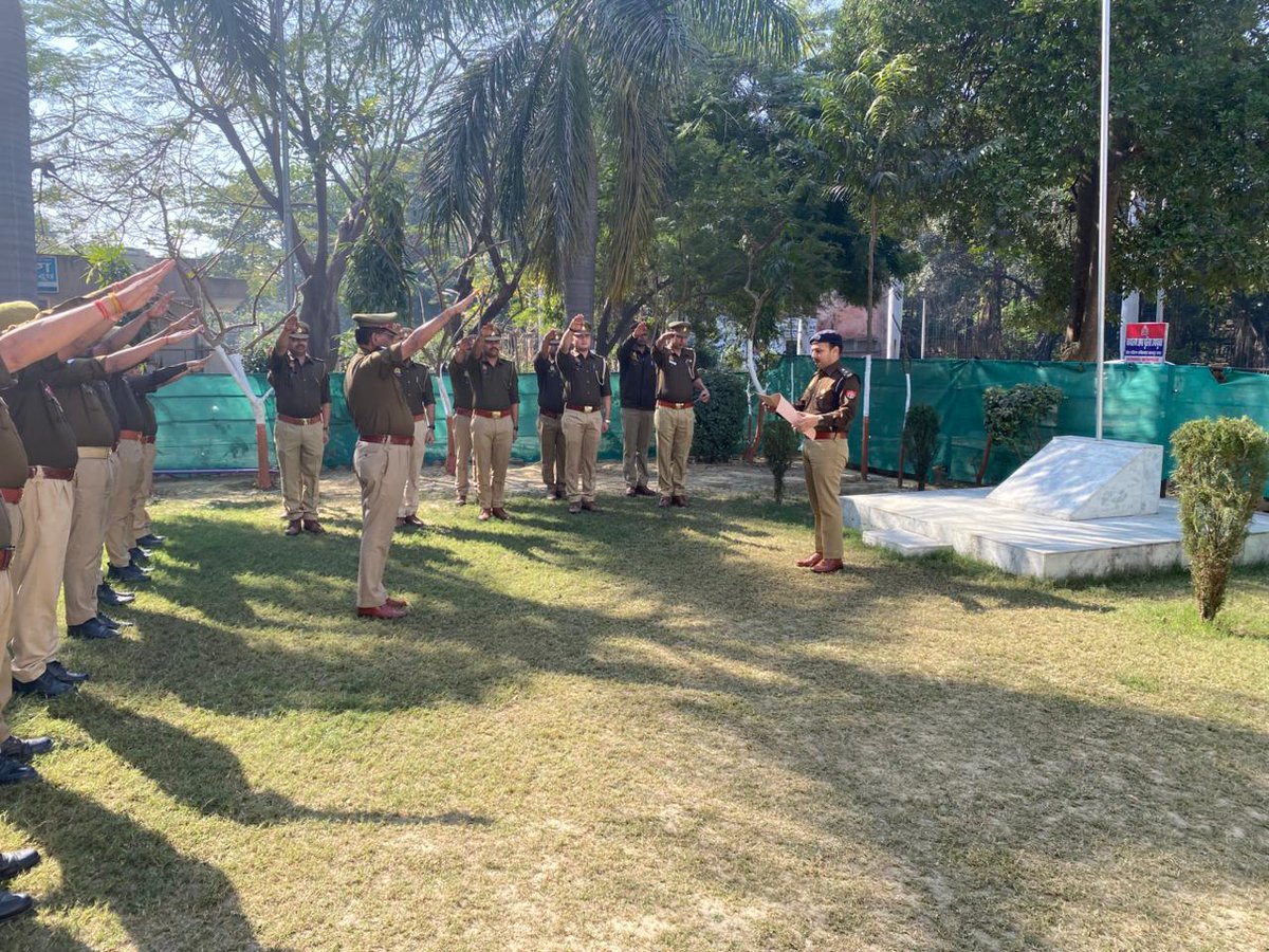 kanpurnagarpol's tweet image. #राष्ट्रीय_मतदाता_दिवस पर @dcpskanpur श्री आशीष श्रीवास्तव
द्वारा उपस्थित होकर अधिकारी/कर्मचारीगण को स्वतंत्र व निष्पक्ष मतदान कराने,मतदान के प्रति लोगों को जागरुक करने व मतदान करने की शपथ दिलायी गयी व आवश्यक दिशा-निर्देश दिये गये।
#UPPolice #MatdataDiwas
@Uppolice