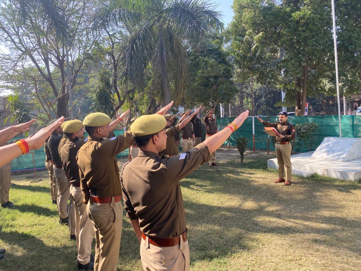 kanpurnagarpol's tweet image. #राष्ट्रीय_मतदाता_दिवस पर @dcpskanpur श्री आशीष श्रीवास्तव
द्वारा उपस्थित होकर अधिकारी/कर्मचारीगण को स्वतंत्र व निष्पक्ष मतदान कराने,मतदान के प्रति लोगों को जागरुक करने व मतदान करने की शपथ दिलायी गयी व आवश्यक दिशा-निर्देश दिये गये।
#UPPolice #MatdataDiwas
@Uppolice