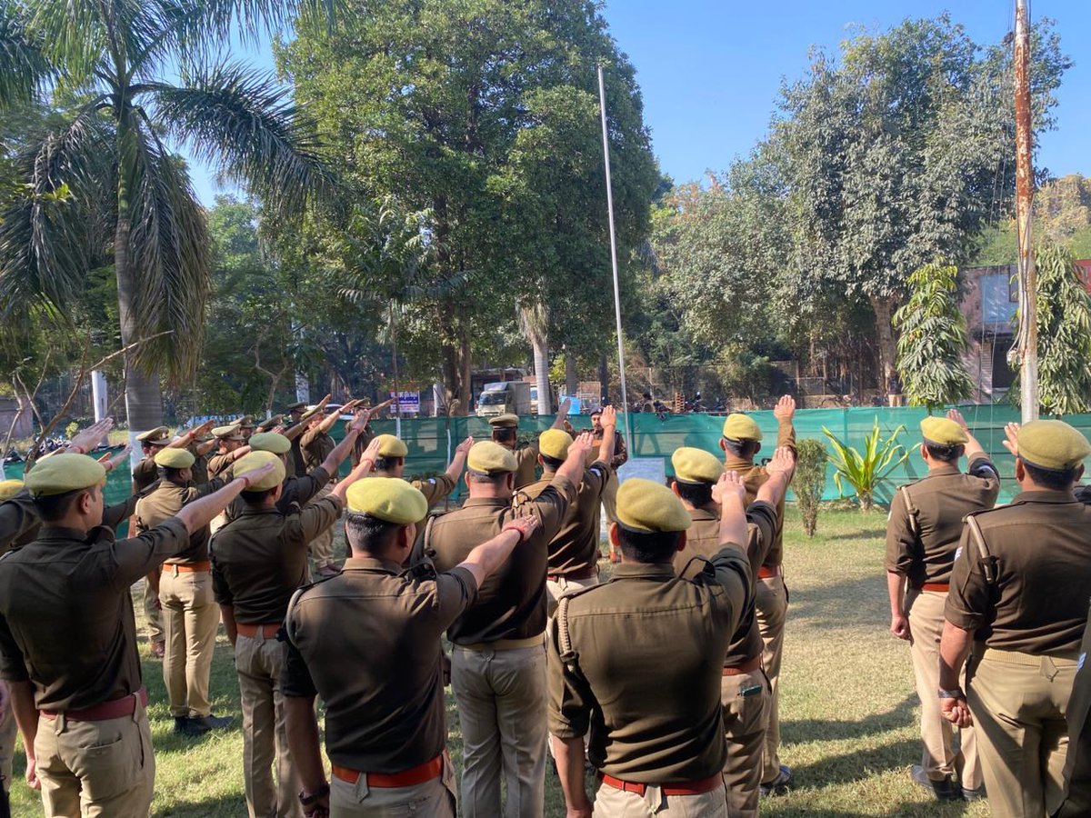 kanpurnagarpol's tweet image. #राष्ट्रीय_मतदाता_दिवस पर @dcpskanpur श्री आशीष श्रीवास्तव
द्वारा उपस्थित होकर अधिकारी/कर्मचारीगण को स्वतंत्र व निष्पक्ष मतदान कराने,मतदान के प्रति लोगों को जागरुक करने व मतदान करने की शपथ दिलायी गयी व आवश्यक दिशा-निर्देश दिये गये।
#UPPolice #MatdataDiwas
@Uppolice