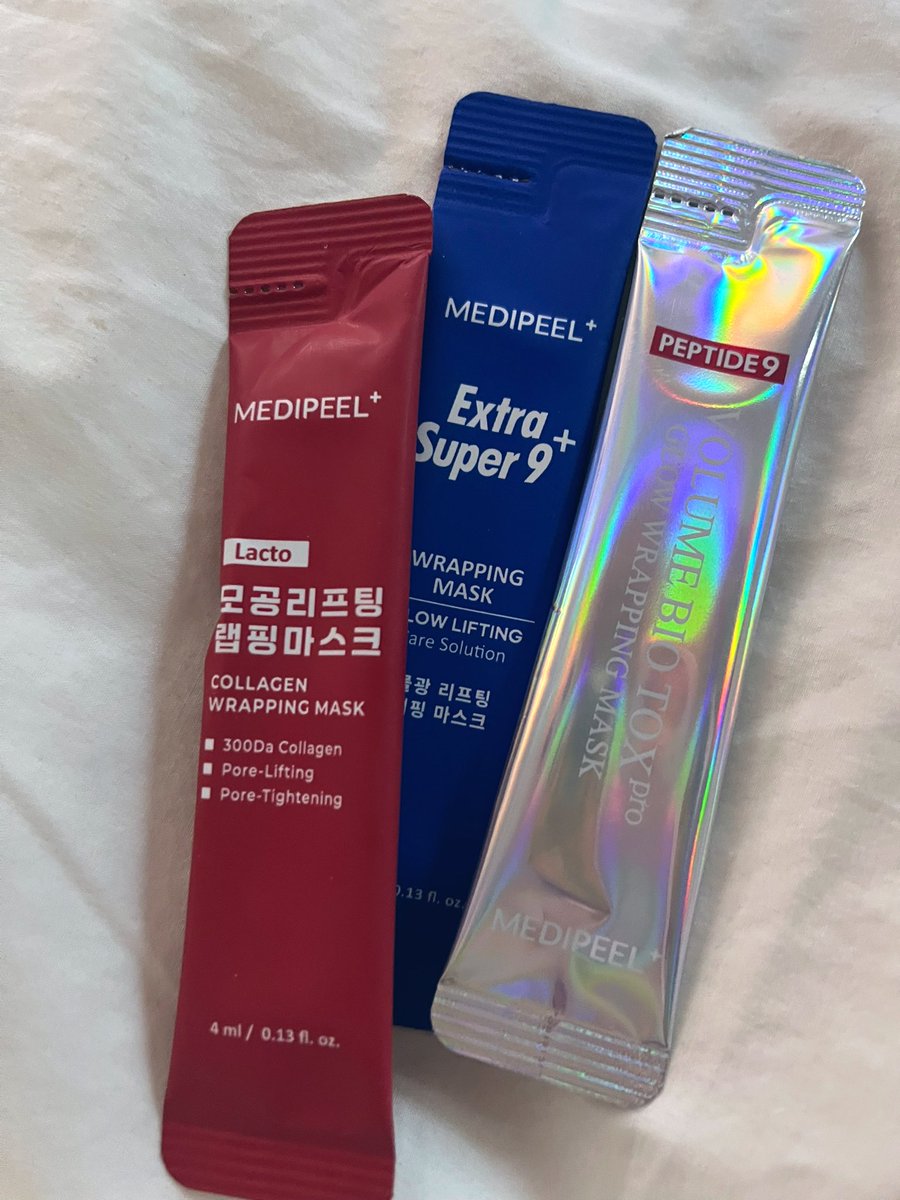 거짓 1도 안 보태고 앱으로 모공 보정한 것처럼제 모공이 싹 채워지네요.좌뺨은 두껍게 정성들이고 우뺨은 얇게 대충 발라서 비교 -> 왼쪽만 모공만 삭제세요. 진짜 다이소에서 보면 낚아 채십시오 바글픽
