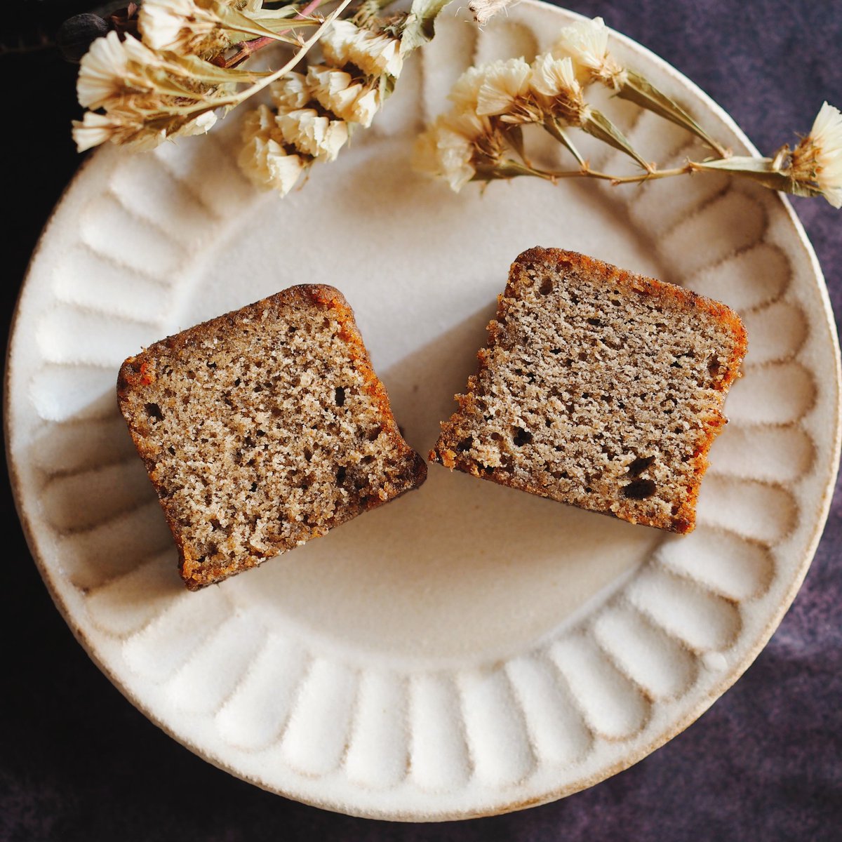 これも✈️
フレッソンさんのケークバニーユ。
もう全方位バニラ。ジャリジャリバニラ。こんなにバニラなのにやり過ぎ感は全く無くてもっともっと食べたくなる。パッと見素っ気ないほどシンプルだけど一口食べるともう虜。