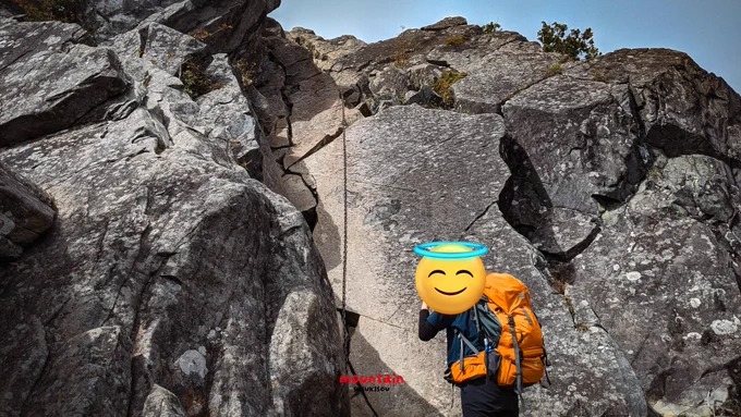 【前にのぼった山の話】乾徳山(秋) ひーこら登ってたら、何匹かの蜘蛛が風に乗って移動してた 調べたら「バルーニング」という行動らしく、夏～秋に生まれた子蜘蛛が空を飛んで越冬場所を探しに風に乗って飛んでいくらしい。それを見てすげー!って言ってたら前から人来て恥ずかしかった。
