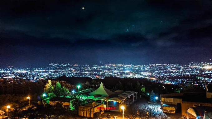 【前にのぼった山の話】乾徳山(秋) ひーこら登ってたら、何匹かの蜘蛛が風に乗って移動してた 調べたら「バルーニング」という行動らしく、夏～秋に生まれた子蜘蛛が空を飛んで越冬場所を探しに風に乗って飛んでいくらしい。それを見てすげー!って言ってたら前から人来て恥ずかしかった。