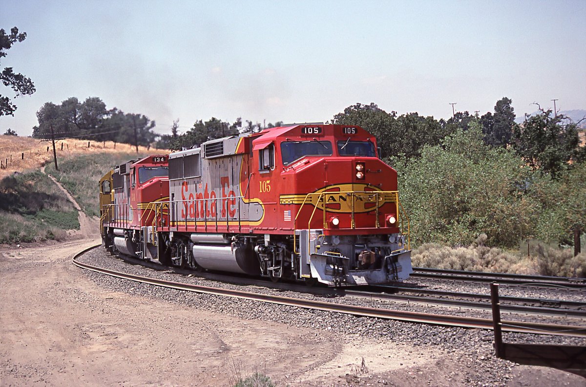 railfan4christ's tweet photo. AT&amp;SF GP60M 105 leads a 991 train around the curve at Cable, just west of Tehachapi, CA on 6/13/1992. #warbonnet #warbonnetweekend #santaferailway #trains #railfanning @QStationMedia https://t.co/wUDrNnPuRx
