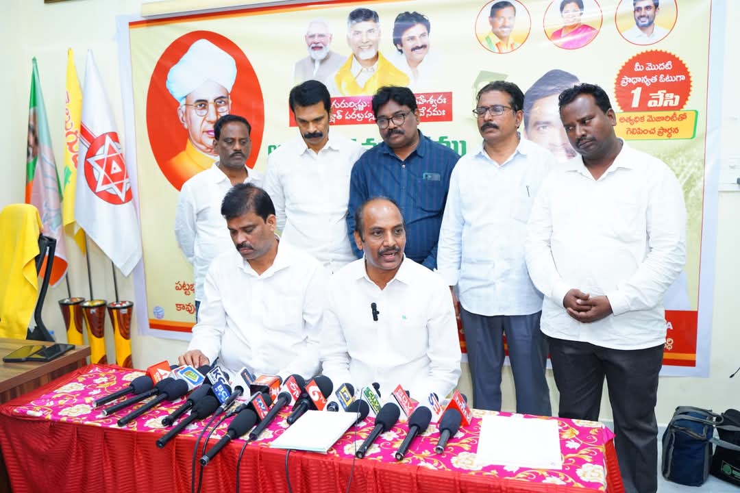 chiranjeevimlc's tweet photo. ఉమ్మడి ఉభయగోదావరి జిల్లాలో శుక్రవారం జరిగిన *“ఉపాధ్యాయ మరియు పట్టభద్రుల సంఘాల రాష్ట్ర అధ్యక్షుల ఆత్మీయ సమావేశంలో” మాట్లాడుతున్నప్రభుత్వ విప్ *డాక్టర్. వేపాడ చిరంజీవిరావు గారు మరియు ఉమ్మడి ఉభయ గోదావరి జిల్లాల కూటమి MLC అభ్యర్థి శ్రీ పేతుల రాజశేఖరం గారు తో పాటు #prtu #democratic https://t.co/ALFhGZeJuw