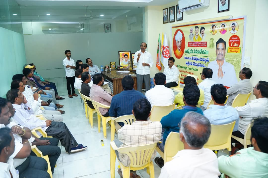 chiranjeevimlc's tweet photo. ఉమ్మడి ఉభయగోదావరి జిల్లాలో శుక్రవారం జరిగిన *“ఉపాధ్యాయ మరియు పట్టభద్రుల సంఘాల రాష్ట్ర అధ్యక్షుల ఆత్మీయ సమావేశంలో” మాట్లాడుతున్నప్రభుత్వ విప్ *డాక్టర్. వేపాడ చిరంజీవిరావు గారు మరియు ఉమ్మడి ఉభయ గోదావరి జిల్లాల కూటమి MLC అభ్యర్థి శ్రీ పేతుల రాజశేఖరం గారు తో పాటు #prtu #democratic https://t.co/ALFhGZeJuw