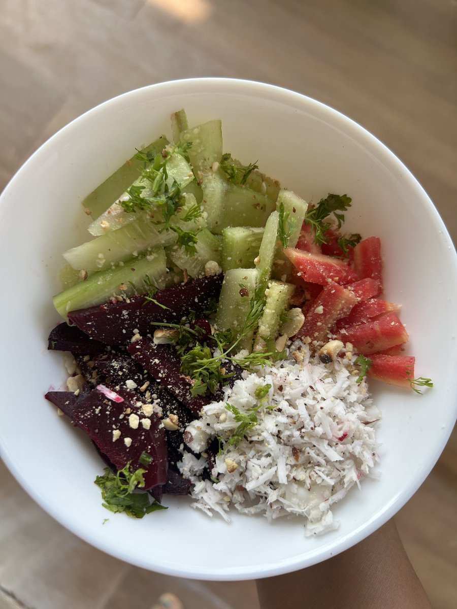 ujjwalabaxi's tweet image. Salad 🥗 koshimbir
Quick tip:-

Add fresh coconut and roasted peanuts to your salads to perk up the protein content, good fats and crunch to enhance nutrition.
# antiageing #alkaline