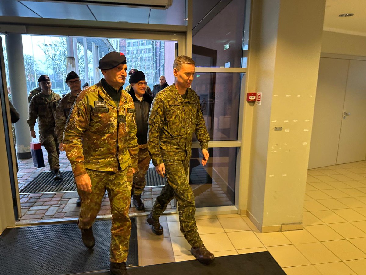 SM_Difesa's tweet photo. Arrivo del #CapoSMD Generale Luciano #Portolano a Riga, accompagnato dal Gen. CA Guglielmo #Miglietta, Comandante @NATOJFCBS, per una serie di meeting istituzionali e per incontrare i contingenti nazionali dispiegati nella regione orientale dell'Alleanza
#ForzeArmate🇮🇹 https://t.co/BWdfcPaNW6