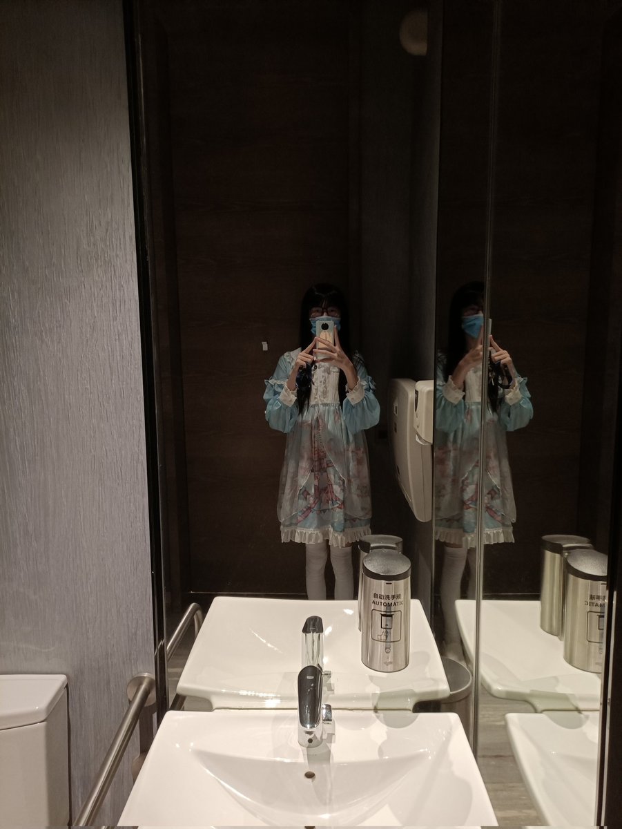 HANLIANYI331's tweet photo. 大家好呀～我是来自深圳的艺术系少女，目前在武汉读艺术系本科的女大学生寒涟漪 (◦˙▽˙◦)

是三坑少女～曾经时常会打扮Lolita、JK制服等服饰 (*^ω^*)

曾经是美术生，也曾是vocaloid音乐调教师，也曾经是一个coser～
ヾ(^▽^*)))

虽然曾经是美少女大小姐，童年时期也曾游过学，但是最近五六年来穷的要吃土啦( ๑ŏ ﹏ ŏ๑ )

可以接定制、陪聊、一日系女友，也可以一起吃饭哦，想要什么样的福利都可以来找我哦～(〃´▽｀〃)

事情比较繁忙，业务比较紧张，回复消息可能会很慢( ๑ŏ ﹏ ŏ๑ )

欢迎大家来找我贴贴，向我投喂呀～ (*^▽^*)