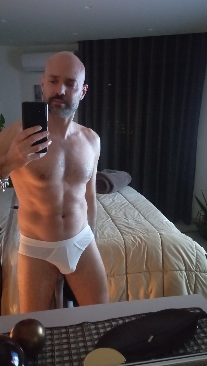 siculoman81's tweet photo. Primo selfie del 2025 
4 mesi senza allenarsi e si vede 😐😐😐 https://t.co/Tr5tfZ5K2g