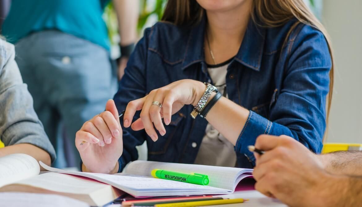 Moralzarzal's tweet image. Apúntate al programa #Decide en #Moralzarzal, #orientación a #familias con #jóvenes que cursen entre  3º ESO y 2º de #Bachillerato, con #JuventudMoral. #Asesoría para #jóvenes y charlas para #padres y #madres. Casa de #Juventud o #WhatsApp 650350959. buff.ly/3E6kGDe