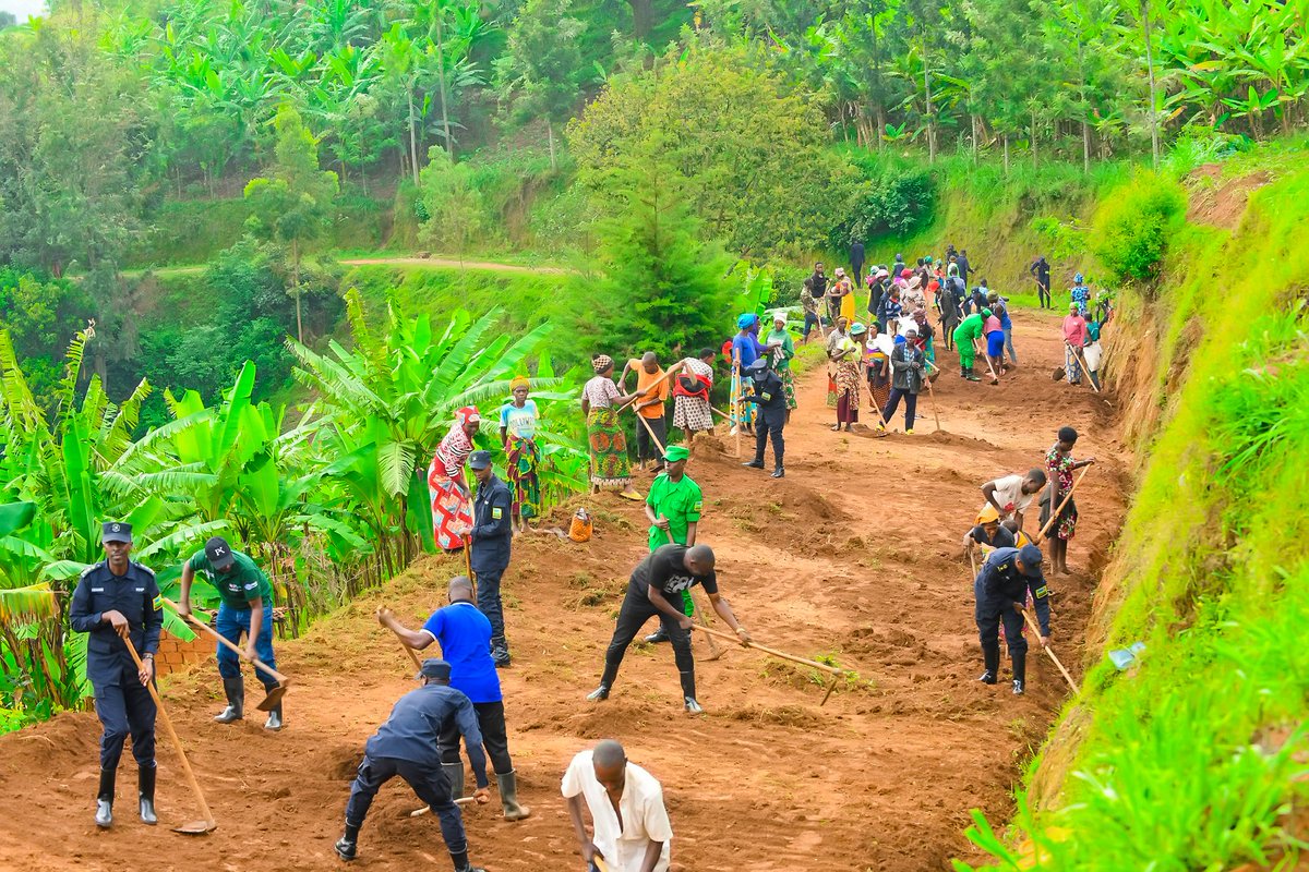Muhangadis's tweet photo. Kuri uyu wa Gatandatu, hirya no hino mu mirenge habaye #Umuganda_Rusange usoza Ukwezi kwa #Mutarama. Ku rwego rw'Akarere, umuganda wabereye mu Kagari ka Rusovu mu Murenge wa #Nyarusange. https://t.co/SSiNaTTuMI