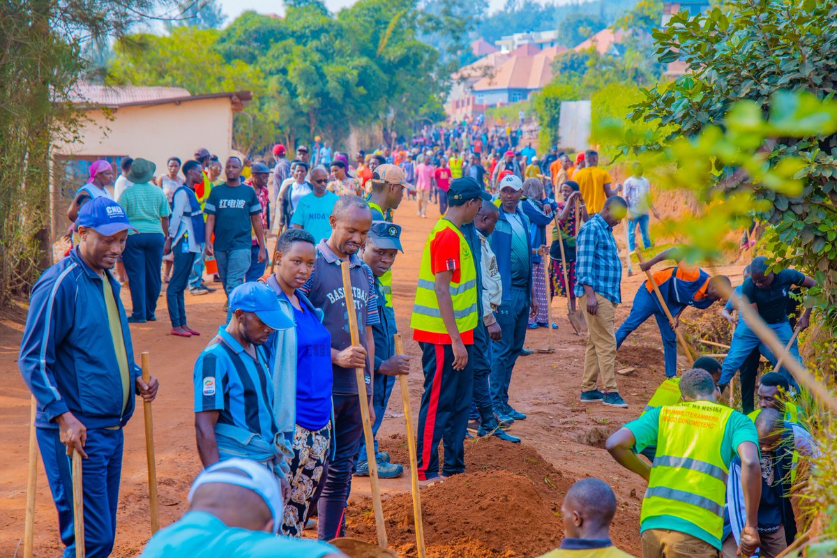 Mu Mujyi wa Kigali, Minisitiri w'Ubutegetsi bw'Igihugu, <a href="/PatriceMugenzi/">Patrice Mugenzi, PhD in Agribusiness Management</a>, Umuyobozi w'Umujyi wa Kigali, <a href="/dusengiyumvas/">Samuel DUSENGIYUMVA</a> n'itsinda ry'abashyitsi baturutse muri Zimbabwe bari mu rugendoshuri mu Rwanda, bifatanyije n'abaturage b'Akarere ka Kicukiro.

Uyu muganda wibanze ku gutunganya