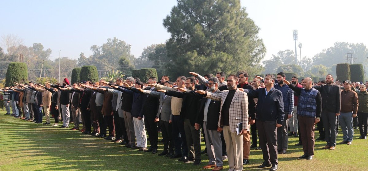 JmuKmrPolice's tweet photo. #NationalVotersDay 

To commemorate National Voters Day, pledge-taking ceremony was held in the lawns of the Headquarters of J&K Police this morning.
ADGP Armed /Commandant General HG/CD/SDRF, J&K Sh.Vijay Kumar administered the oath. Police officers and personnel from different wings attended the oath taking ceremony.