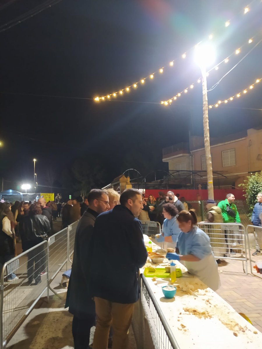 Pedrom_toledo's tweet photo. Las Tejeras celebran sus fiestas y anoche estuvimos acompañado a sus vecinos y vecinas.
Gracias por acogernos ❤️ https://t.co/hnVFsvSeqA