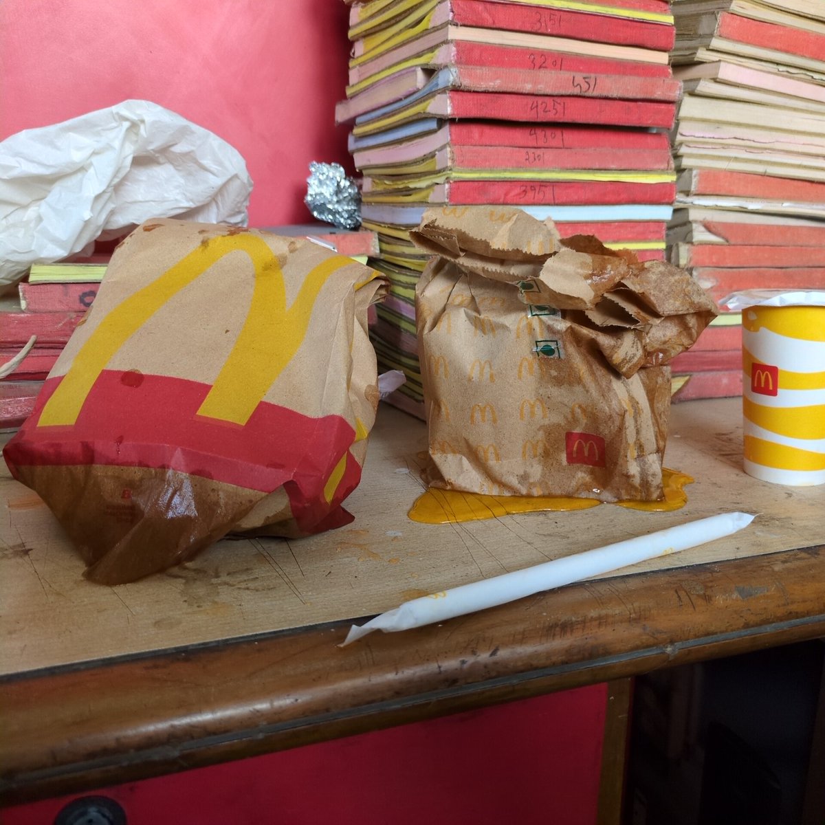07DAKSH's tweet photo. @Swiggy @SwiggyCares  This is how you delivered my order. And on complaining you, you didn't listen anything. Just you bot chat box replying unwanted answers https://t.co/66nzh2drSI
