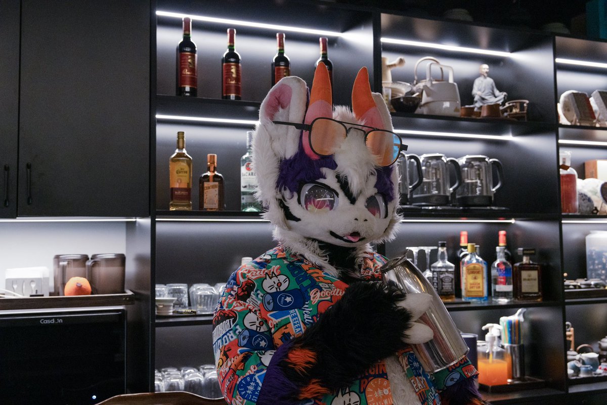 #FursuitEveryday 

微醺 是成年人最体面的放肆