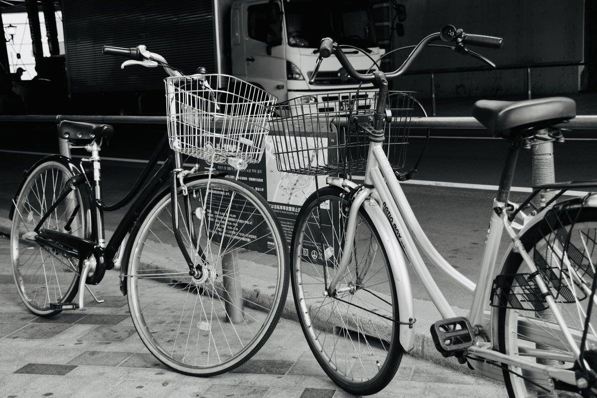 TsukimeguriCafe's tweet photo. 🚲自転車のkiss🚲
🏢お向かいさん🏢
🍐千疋屋🍑
👣STEPS👣
今日は午後からフォトアドバイスさん主催、村田先生の街撮りWSで銀座へ。
構図とか、視点とか勉強になり、皆さんと楽しみました😊📸
#pentax #モノクローム
#フォトアドバイス
#PHOTODAYS #キリトリセカイ
#写真好きな人と繋がりたい https://t.co/NhuNA4tff7