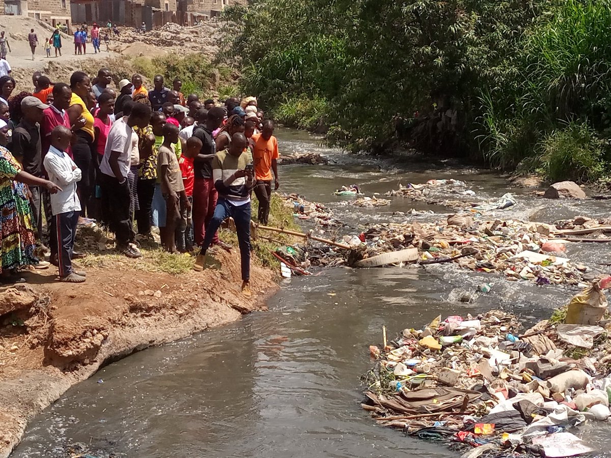 KariobangiSJC's tweet photo. Breaking News 
We are  currently at Kariobangi/ Riverside Bridge along Mathare River where a sack with different human body parts have been discovered. Police are yet to arrive on the site
@UhaiWetu @Honeyfarsafi @mukuru_cjc @happyolal @malamacowiti @DefendersKE @bonifacemwangi https://t.co/ZfRuPHrmYs