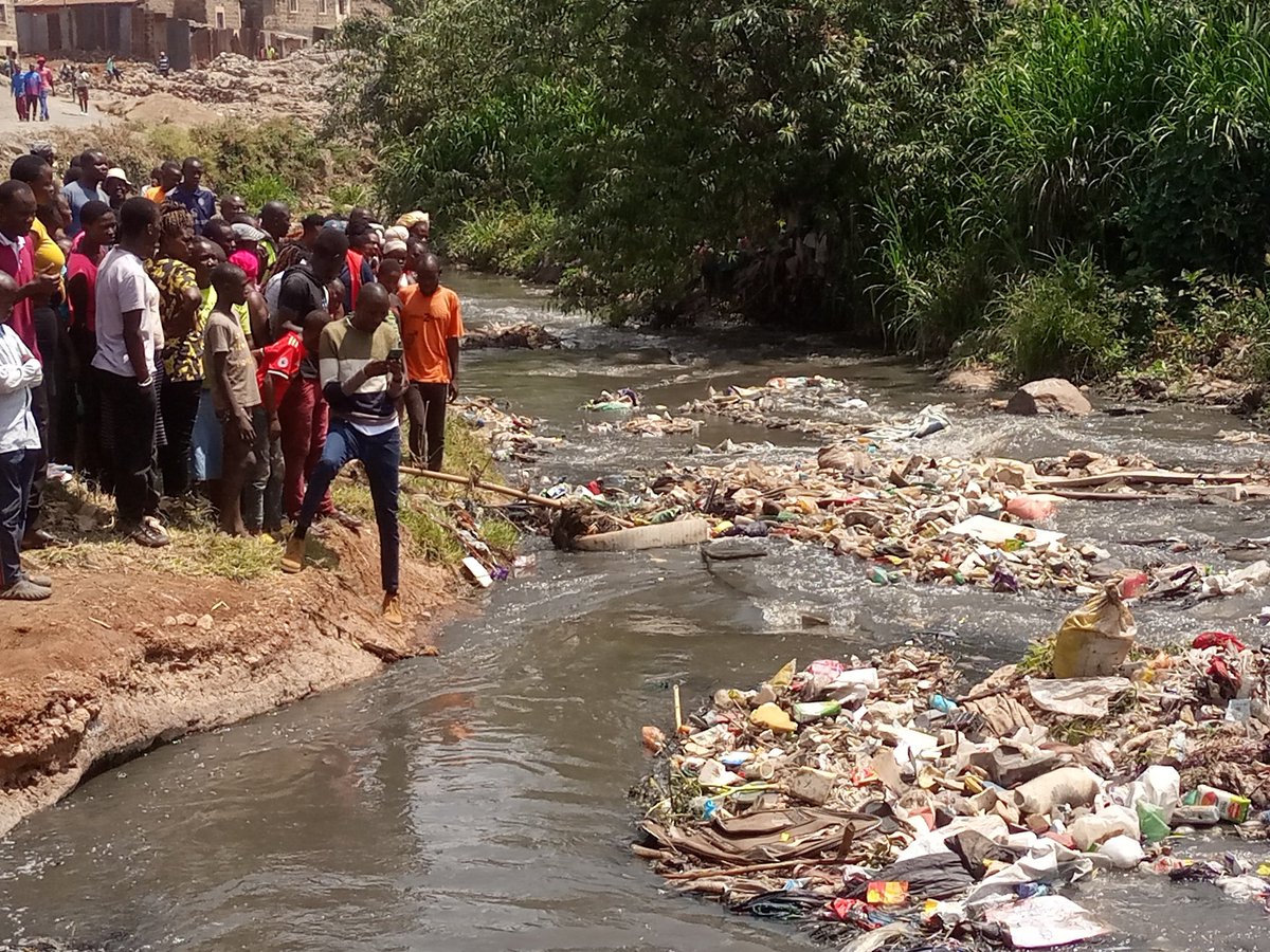 KariobangiSJC's tweet photo. Breaking News 
We are  currently at Kariobangi/ Riverside Bridge along Mathare River where a sack with different human body parts have been discovered. Police are yet to arrive on the site
@UhaiWetu @Honeyfarsafi @mukuru_cjc @happyolal @malamacowiti @DefendersKE @bonifacemwangi https://t.co/ZfRuPHrmYs