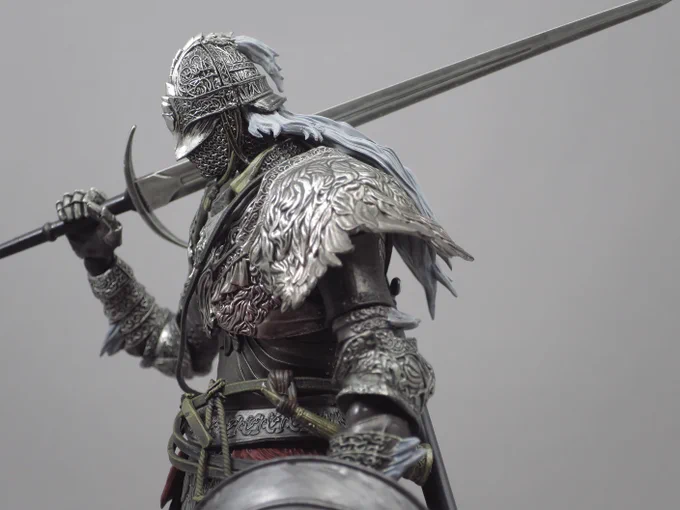 figma624、狼の戦鬼。バルグラム装備一式の可動フィギュアです。初めてのfigma。鎖帷子の造形とか鎧の質感とか最高にイイ。戦鬼一式にバッソとかゲームでも割とよくやる構成。デモの彼と違って我々は大体真鍮の盾を持ちますが。とても良い買い物でした。 