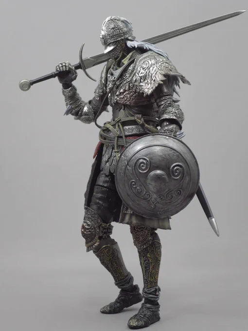 figma624、狼の戦鬼。バルグラム装備一式の可動フィギュアです。初めてのfigma。鎖帷子の造形とか鎧の質感とか最高にイイ。戦鬼一式にバッソとかゲームでも割とよくやる構成。デモの彼と違って我々は大体真鍮の盾を持ちますが。とても良い買い物でした。 
