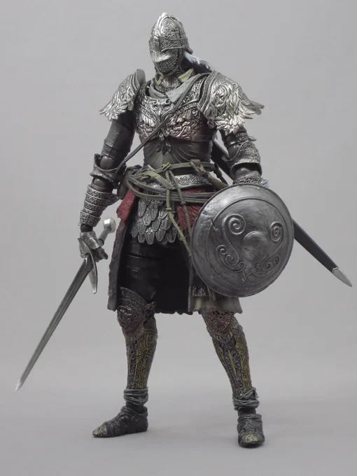 figma624、狼の戦鬼。バルグラム装備一式の可動フィギュアです。初めてのfigma。鎖帷子の造形とか鎧の質感とか最高にイイ。戦鬼一式にバッソとかゲームでも割とよくやる構成。デモの彼と違って我々は大体真鍮の盾を持ちますが。とても良い買い物でした。 