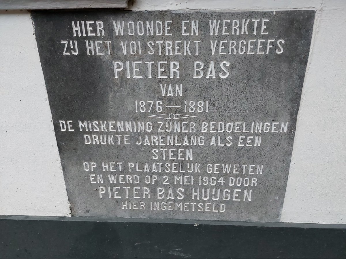 maartenmiller's tweet photo. De gedenksteen voor Pieter Bas aan de Hoge Gouwe, een door Godfried Bomans bedachte burgemeester van Gouda. De steen werd in 1964 in aanwezigheid van de schrijver onthuld en is nog steeds te zien bij de gelijknamige dierenkliniek. #Gouda #biografie #Bomans https://t.co/5OZxhZ4UrD