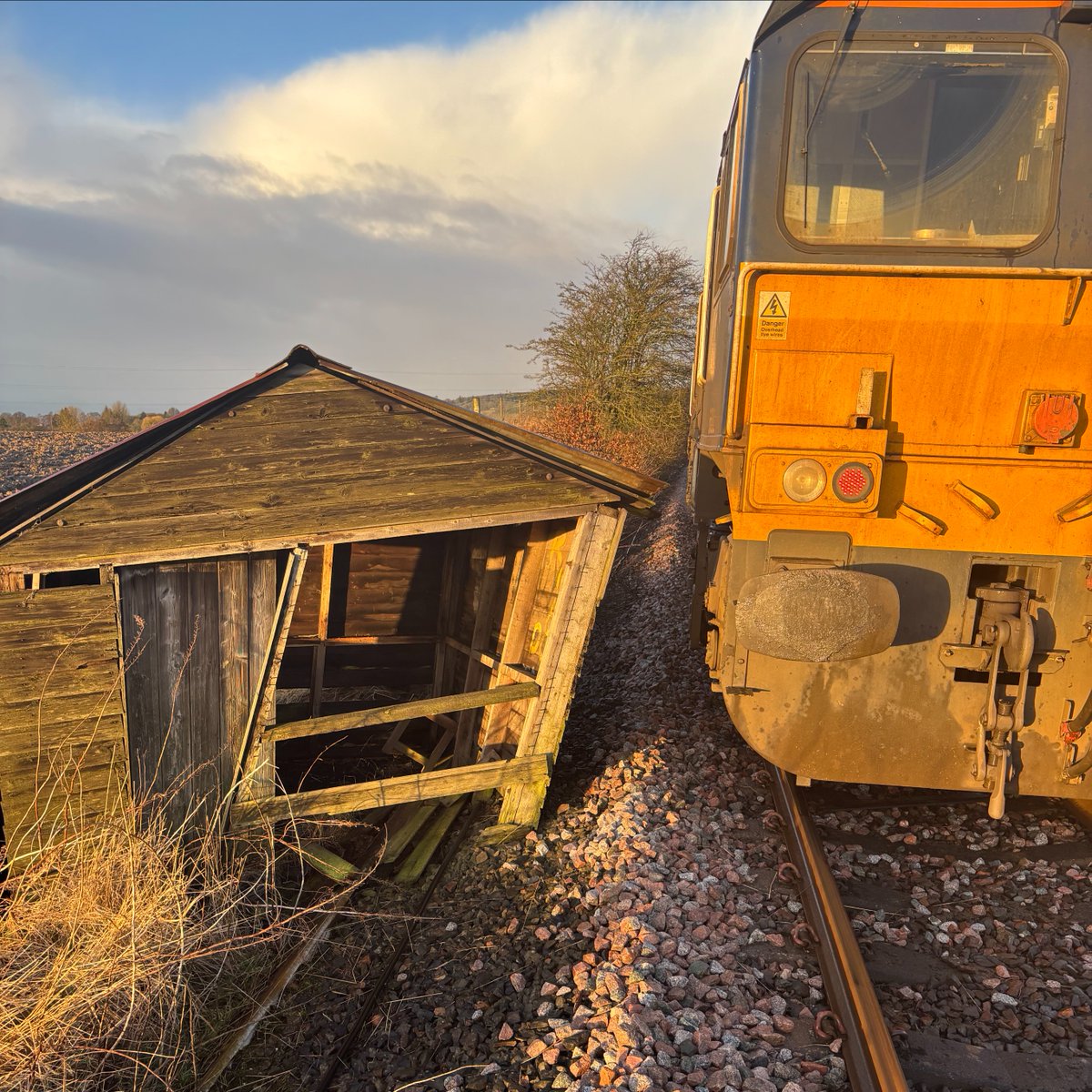 NetworkRailSCOT's tweet photo. 🟢 #StormÉowyn. Our patrol locomotive inspecting the line between Perth and Stirling has found this garden shed near Forgandenny. 

The team on board are working to dismantle and clear it from the railway before moving forward again

@networkrail @transcotland @ScotRail https://t.co/yUdhee3xNS