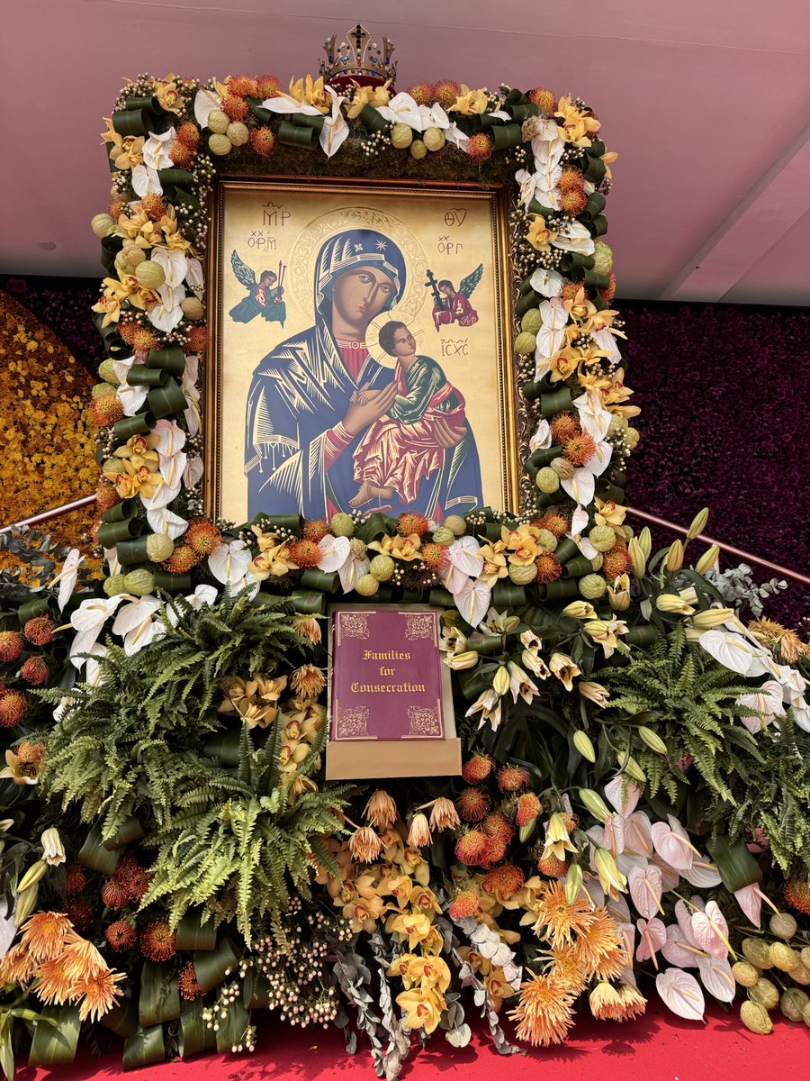 novenachurch's tweet photo. O Mother, comfort us as we carry the weight of our cross and sadness. Wrap us in your mantle of love and guide us with your gentle care.

Dear Mother, pls intercede for me tt my parents will come to an agreement to start over again, they are planning to go their separate ways. https://t.co/XbgpeCYD8i