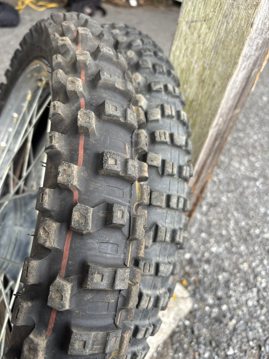 朝から京葉スピードランド行ってフラットダート用のタイヤ交換しながら気温上がるのを待ってたら雨が降ってきちゃって…  走らずに帰ってきた😫　　タイヤ交換ならもっと暖かい所で出来たのになぁ〜💧