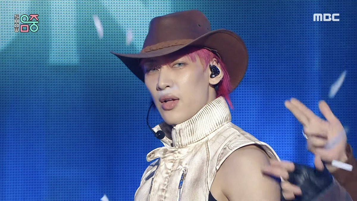 BambamskrrtZ's tweet image. LOOK AT HIM
GOT7 ON MUSIC CORE 
#PYTHONonMusicCore