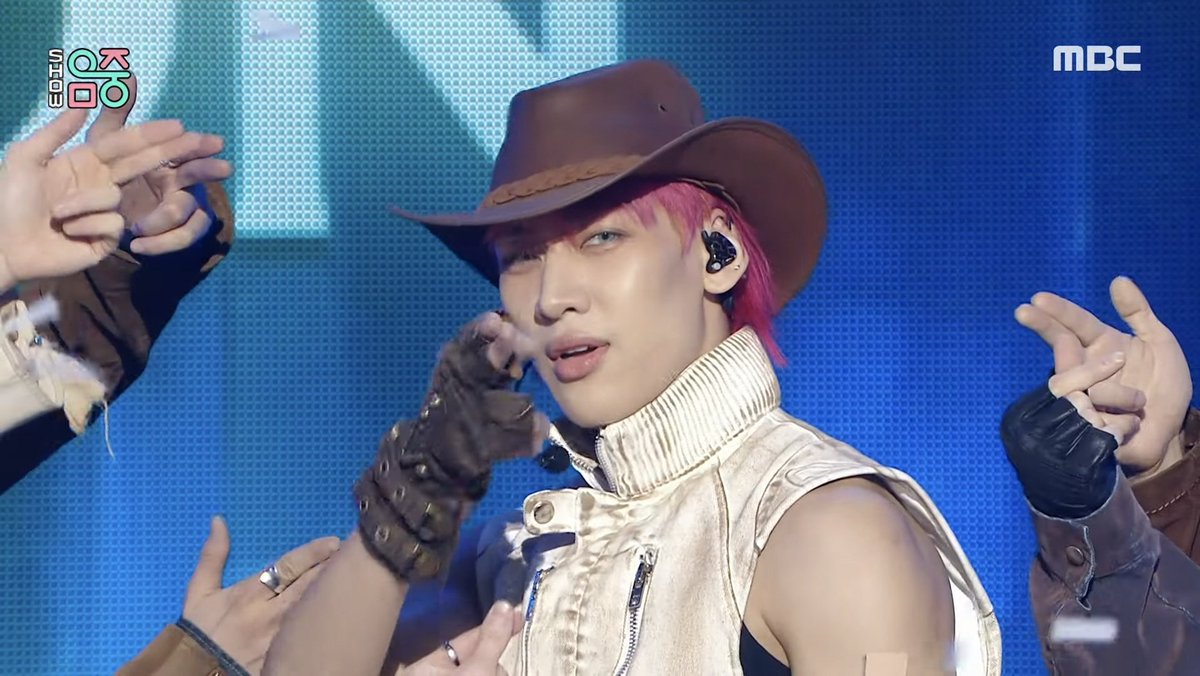 BambamskrrtZ's tweet image. LOOK AT HIM
GOT7 ON MUSIC CORE 
#PYTHONonMusicCore