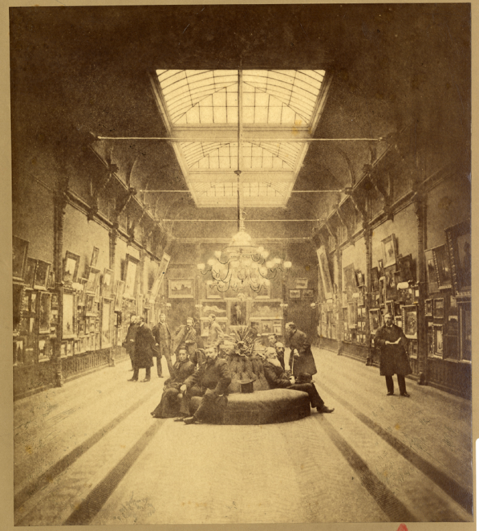 Prinsegracht 57, tentoonstellingszaal van Pulchri Studio, met rechts kunstschilder Johannes Huijgens.

Foto: 1890, Maurits Verveer

#haagsgemeentearchief #denhaag #geschiedenis #streetsofthehague #pulchristudio