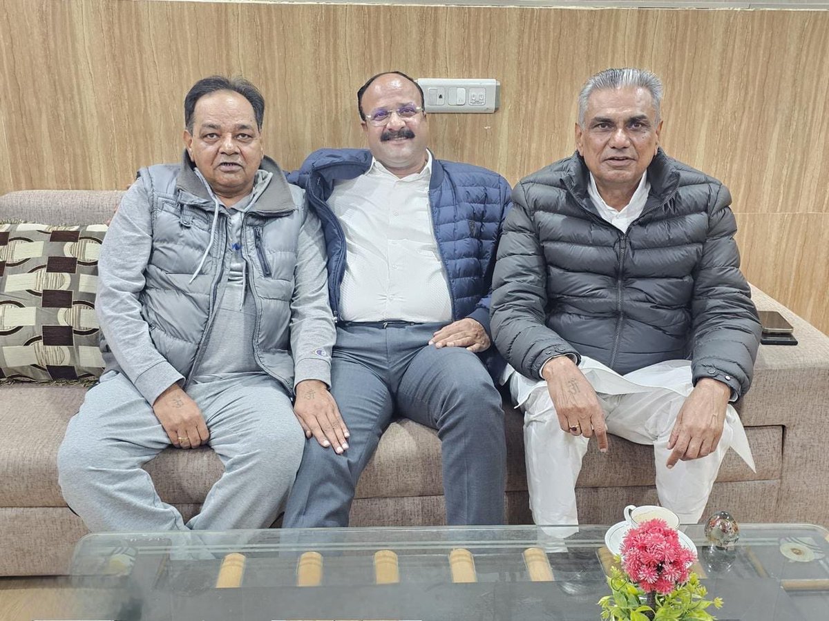 मेरे घनिष्ठ मित्र, भाजपा नेता एवं फतेहाबाद के पूर्व विधायक भाई⁦<a href="/DuraRamBishnoi/">Dura Ram</a>⁩ जी व भाई द्वारका दास जी से मुलाक़ात हुई। हमेशा की तरह इस मौके पर क्षेत्र के वर्तमान सामाजिक और राजनीतिक विषयों पर  चर्चा हुई।
