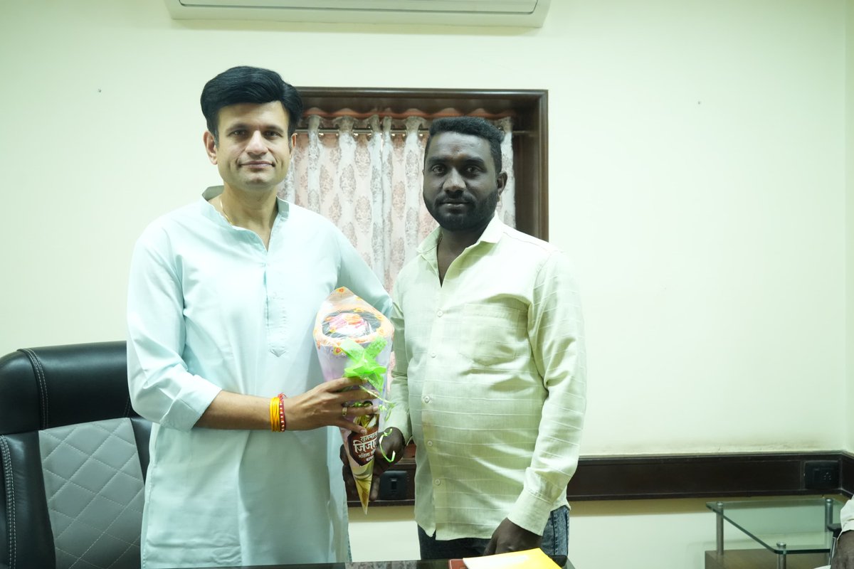 ghatge_raje's tweet photo. वाढदिवसाच्या शुभेच्छा...

आज आपल्या कागल तालुक्यातील व्हन्नूर गावातील रहिवासी श्री. अरुण लोंढे आणि कागल शहरातील श्री. किरण बेलेकर यांचा जन्मदिवस! या निमित्ताने दोघांनाही वाढदिवसाच्या मनःपूर्वक शुभेच्छा दिल्या आणि त्यांना आरोग्यदायी जीवन लाभो, अशी प्रार्थना केली. https://t.co/FDKPi8M6YN