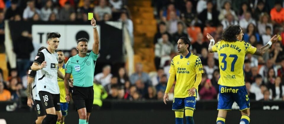 solofichajes123's tweet photo. La UD Las Palmas es el más castigado por los árbitros con tarjetas amarillas (60), mientras que Real Madrid (32) y FC Barcelona (33) son los que menos cartulinas han visto en #LaLiga:
1⃣@RealMadrid 32
2⃣@FCBarcelona 33
3⃣@AthleticClub 37
4⃣@CDLeganes 41
4⃣@RCCelta 41
6⃣@Atleti 43
7⃣@RCD_Mallorca 44
8⃣@RealBetis 45
8⃣@Valenciacf 45
🔟@GironaFC 48
1⃣1⃣@SevillaFC 49
1⃣2⃣@RealSociedad 50
1⃣3⃣@RayoVallecano 51
1⃣4⃣@Alaves 52
1⃣5⃣@Osasuna 53
1⃣5⃣@RCDEspanyol 53
1⃣7⃣@VillarrealCF 54
1⃣8⃣@GetafeCF 55
1⃣9⃣@RealValladolid 56
2⃣0⃣@UDLP_Oficial 60