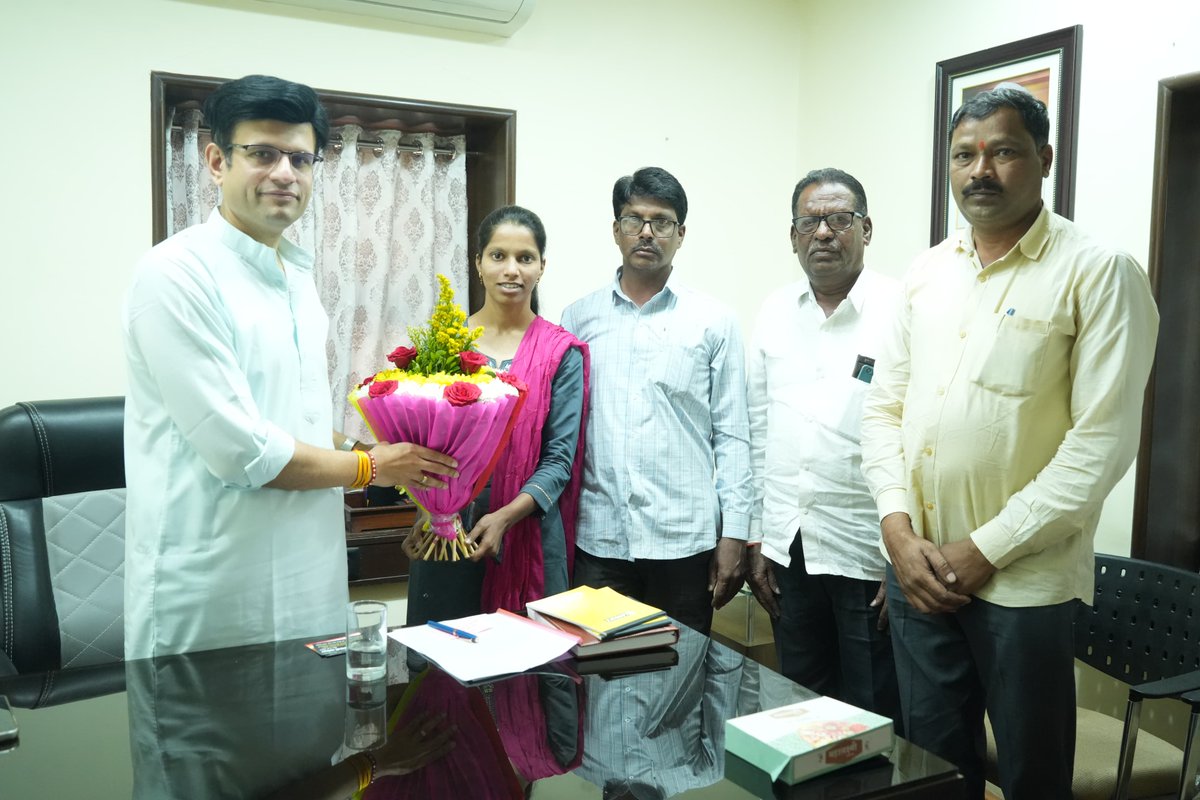 ghatge_raje's tweet photo. कर हर मैदान फतेह...

कागल तालुक्यातील व्हनाळी गावात वास्तव्यास असणाऱ्या प्रणवी वाडकर यांची महावितरणच्या ज्युनिअर असिस्टंट पदी निवड झाली आहे. याबद्दल आज त्यांचे पुष्पगुच्छ देत अभिनंदन केले आणि आम्हाला आपला सार्थ अभिमान वाटतो, असेही नमूद केले. https://t.co/jeWzSIwL02