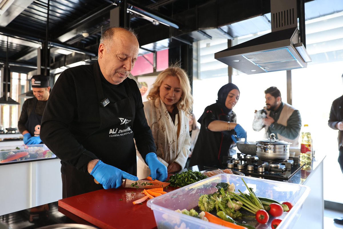 AliDemircali's tweet photo. Erkekler Mutfakta 🍽️ 👨‍🍳

Yüreğir Gastronomi Merkezi’mizde Care International ile birlikte düzenlediğimiz etkinlikte, ocak başında bu kez erkekler hünerlerini sergiledi. Toplumsal cinsiyet eşitliğine dikkat çektiğimiz programda ailelerimizle keyifli bir gün geçirdik.

Mutfakta da desteğini esirgemeyen Sevgili eşim Fidelya Demirçalı’ya teşekkür ediyorum. 🤗