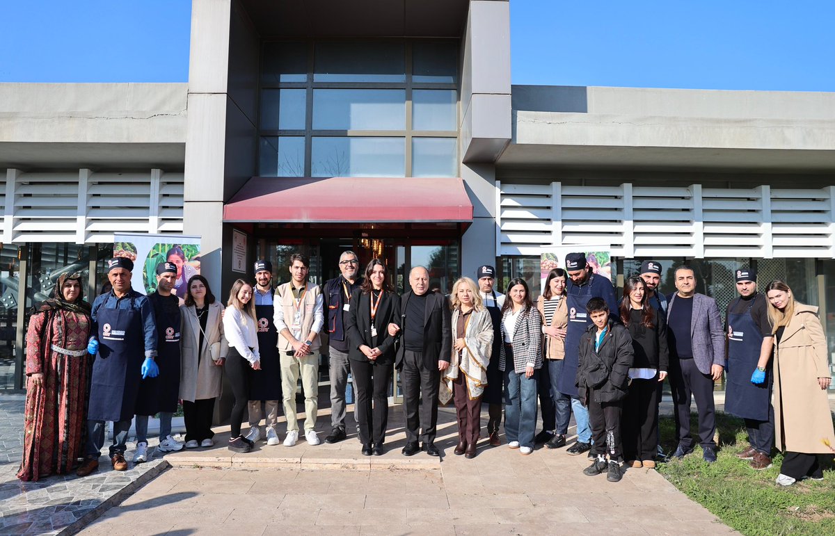 AliDemircali's tweet photo. Erkekler Mutfakta 🍽️ 👨‍🍳

Yüreğir Gastronomi Merkezi’mizde Care International ile birlikte düzenlediğimiz etkinlikte, ocak başında bu kez erkekler hünerlerini sergiledi. Toplumsal cinsiyet eşitliğine dikkat çektiğimiz programda ailelerimizle keyifli bir gün geçirdik.

Mutfakta da desteğini esirgemeyen Sevgili eşim Fidelya Demirçalı’ya teşekkür ediyorum. 🤗