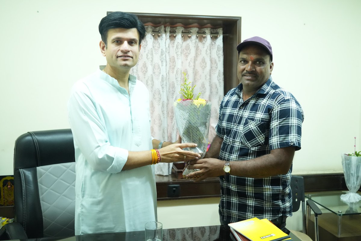ghatge_raje's tweet photo. वाढदिवसाच्या शुभेच्छा...

आज आपल्या कागल तालुक्यातील व्हन्नूर गावातील रहिवासी श्री. अरुण लोंढे आणि कागल शहरातील श्री. किरण बेलेकर यांचा जन्मदिवस! या निमित्ताने दोघांनाही वाढदिवसाच्या मनःपूर्वक शुभेच्छा दिल्या आणि त्यांना आरोग्यदायी जीवन लाभो, अशी प्रार्थना केली. https://t.co/FDKPi8M6YN