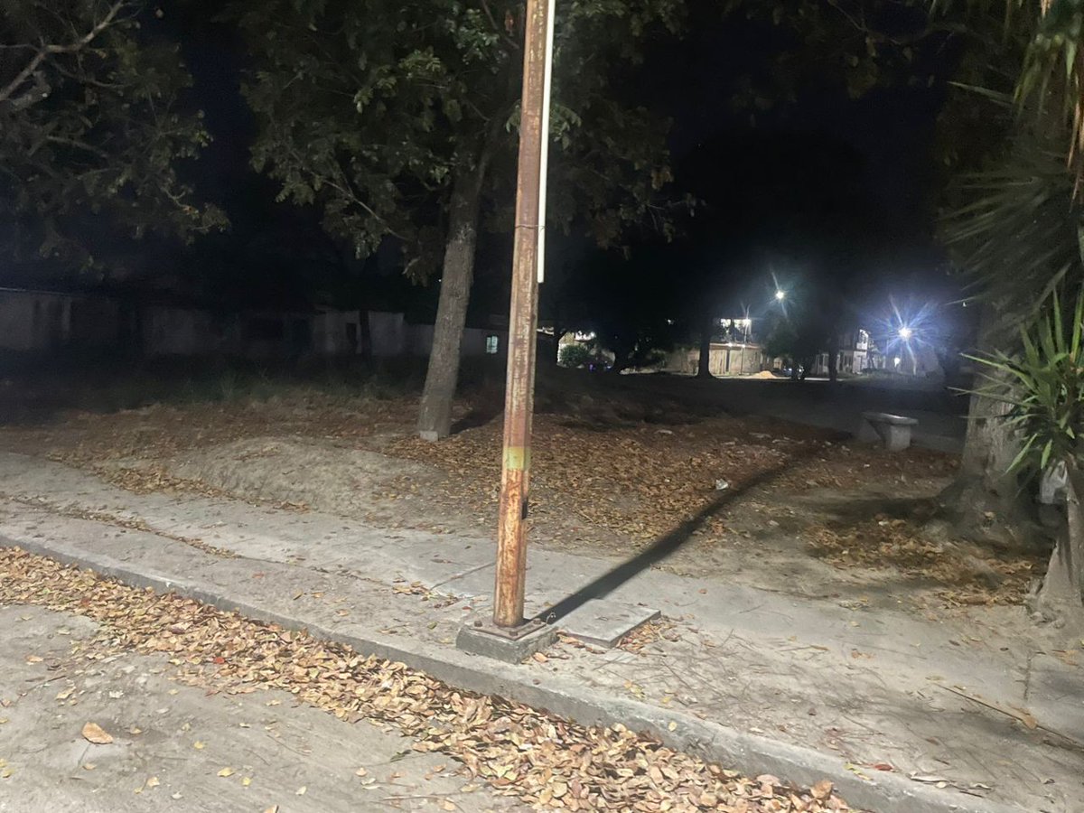 satelite2010's tweet photo. A oscuras plaza principal de calicanto sin alumbrado y sin parque para los niños ni máquinas de hacer ejercicio un llamado por favor a las autoridades competentes gracias!! https://t.co/O4aLuUDeZv