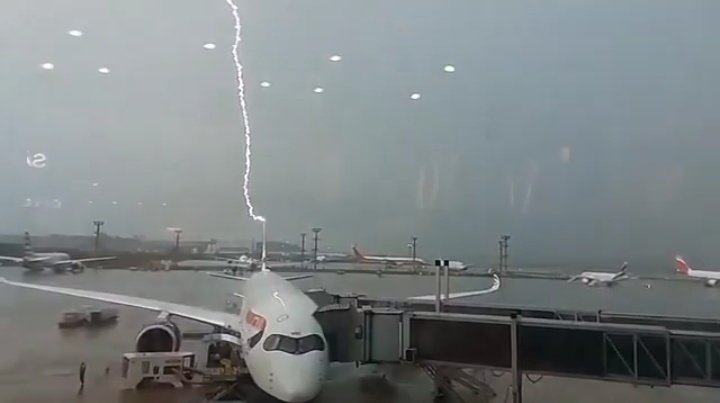 Turbinetraveler's tweet photo. ⚡️ Lightning strikes parked British Airways Airbus A350-1000(G-XWBE) #BA246 at,Sao Paulo GRU moments before departure to Heathrow, London.
Aircraft like the A350 use bonding to safely channel electrical charges from lightning strikes along the exterior. After such events, engineers inspect entry/exit points, fuselage, and avionics systems for damage. Composite materials, unlike metal, can suffer burns—meticulous checks are crucial!
After inspection,#BA246 is now heading to LHR.
#Aviation
🎥@bernaldinho79