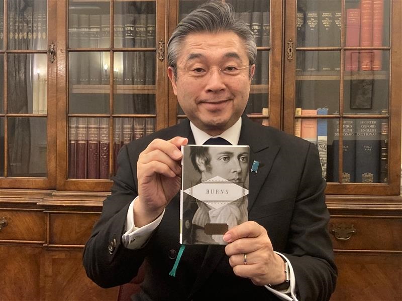 AmbJapanUK's tweet photo. Congratulations on Burns Night 🏴󠁧󠁢󠁳󠁣󠁴󠁿! Auld Lang Syne is very popular in 🇯🇵, always sung on graduation ceremonies 👏👏👏 https://t.co/kIsyD9PUKT