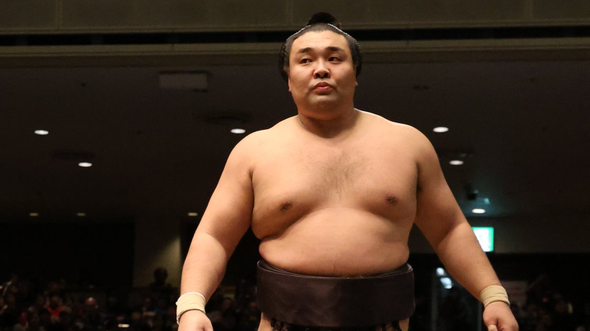 十四日目の様子＞ 幕内取組 金峰山（12勝2敗）掬い投げ 霧島（10