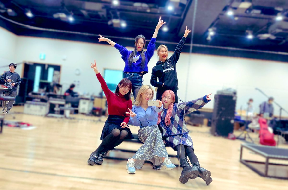 asamiLB's tweet photo. いよいよ明日から！！🔥🔥🔥
全力で会いに行きますゆえ！！！
気合い入れて待たれよ、福岡！！🤘🤘🤘
#LOVEBITES https://t.co/LhtRv7VeKe