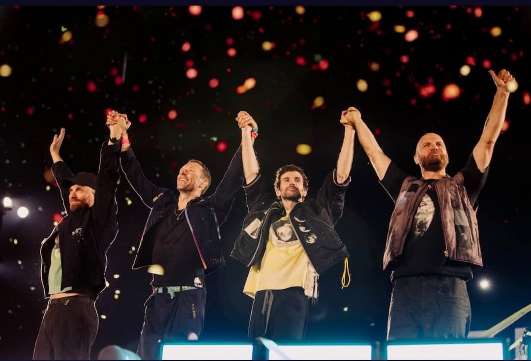 ColdplayFrance's tweet photo. 🌏Coldplay s'apprête aujourd'hui à jouer dans le plus grand stade du monde à Ahmedabad en Inde !

Coldplay n'aura jamais réuni autant de fans sur un concert, la capacité du Narendra Modi Stadium s'élevant à plus de 130 000 places !

#coldplayahmedabad https://t.co/eMTDVGkrZA